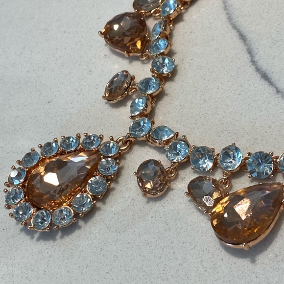 NWT Gorgeous Rhinestone Necklace w/Earrings - Picture 3 of 7